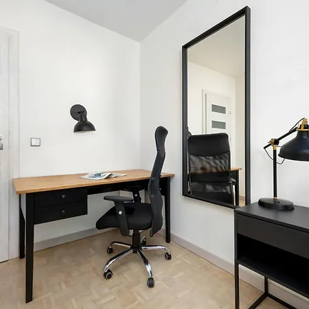 Spacious In Center With Air Conditioning And Desks By Renters Appartement Warschau