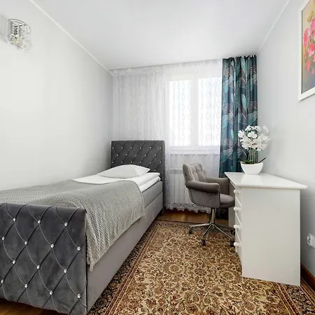 Spacious In Center With Air Conditioning And Desks By Renters Appartement *