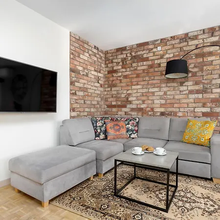 Spacious In Center With Air Conditioning And Desks By Renters