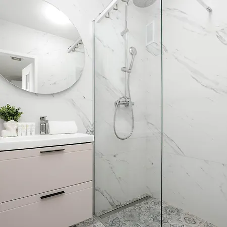 Spacious In Center With Air Conditioning And Desks By Renters * Warschau