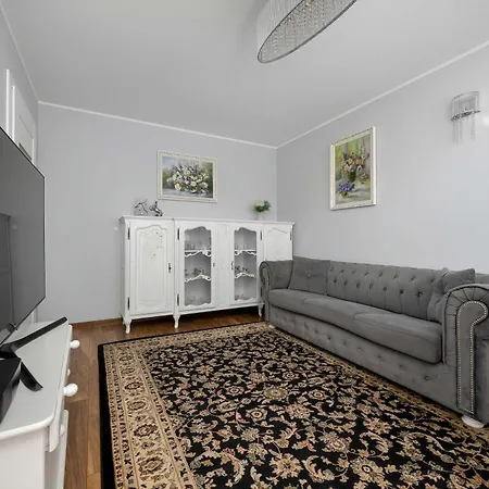 Spacious In Center With Air Conditioning And Desks By Renters Apartment *