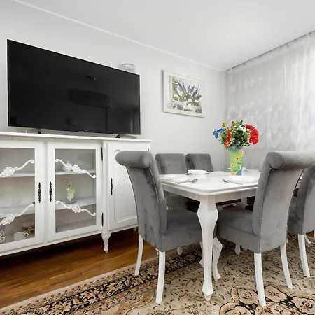 Apartment Spacious In Center With Air Conditioning And Desks By Renters