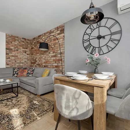Appartement Spacious In Center With Air Conditioning And Desks By Renters *