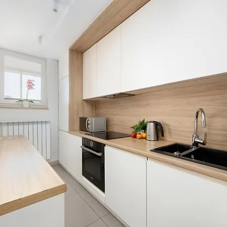 Spacious In Center With Air Conditioning And Desks By Renters Appartement *
