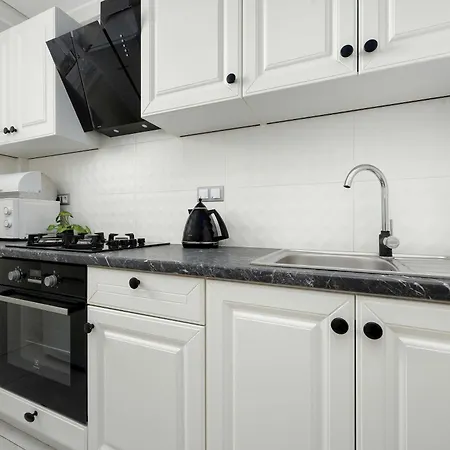 Spacious In Center With Air Conditioning And Desks By Renters *
