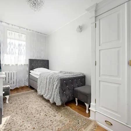 Spacious In Center With Air Conditioning And Desks By Renters Warsaw