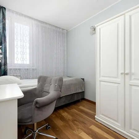 Spacious In Center With Air Conditioning And Desks By Renters Apartment