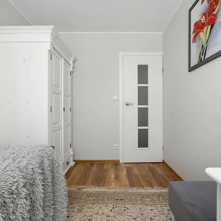 Spacious In Center With Air Conditioning And Desks By Renters Apartment *