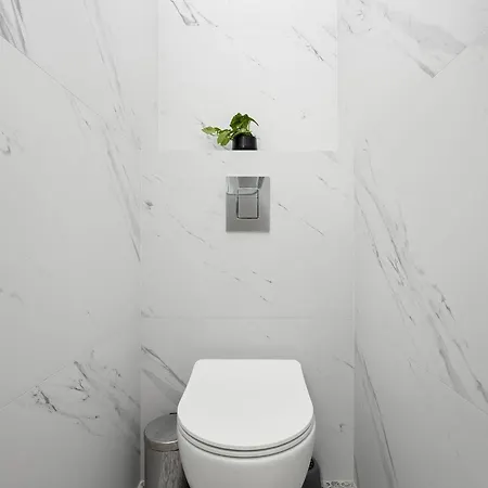 Spacious In Center With Air Conditioning And Desks By Renters Appartement *
