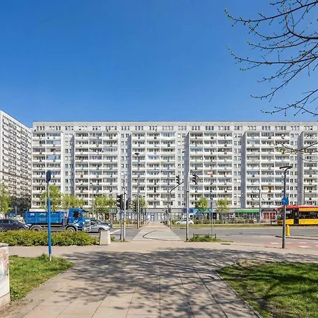 Spacious In Center With Air Conditioning And Desks By Renters *