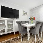 Apartment Spacious In Center With Air Conditioning And Desks By Renters