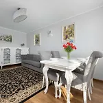 Spacious In Center With Air Conditioning And Desks By Renters Lägenhet *