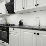 Spacious In Center With Air Conditioning And Desks By Renters *