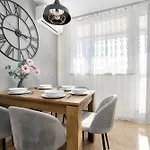 Spacious In Center With Air Conditioning And Desks By Renters *