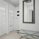 Spacious In Center With Air Conditioning And Desks By Renters Warsaw