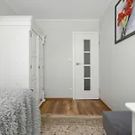 Spacious In Center With Air Conditioning And Desks By Renters Apartment *