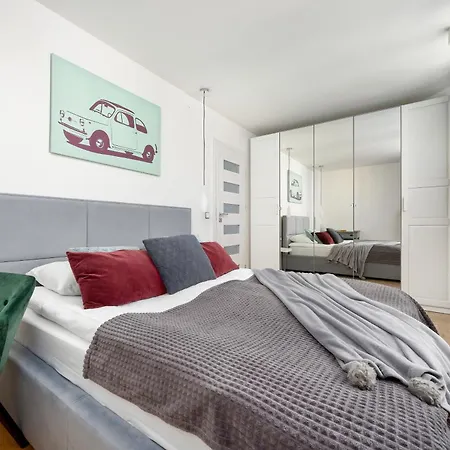 Spacious In Center With Air Conditioning And Desks By Renters