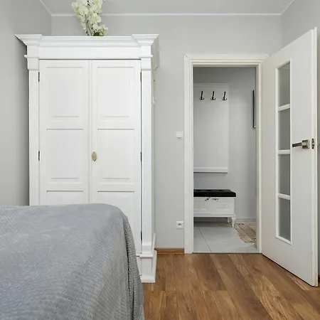 Spacious In Center With Air Conditioning And Desks By Renters Apartament