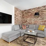 Spacious In Center With Air Conditioning And Desks By Renters