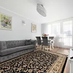 Spacious In Center With Air Conditioning And Desks By Renters