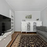 Spacious In Center With Air Conditioning And Desks By Renters Appartement