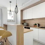 Spacious In Center With Air Conditioning And Desks By Renters Appartement Varsovie