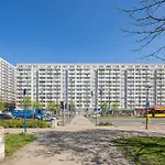 Spacious In Center With Air Conditioning And Desks By Renters *