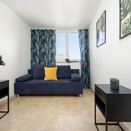 Spacious In Center With Air Conditioning And Desks By Renters Varsovie