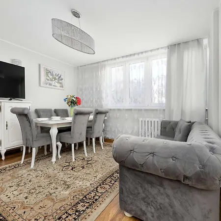 Spacious In Center With Air Conditioning And Desks By Renters شقة