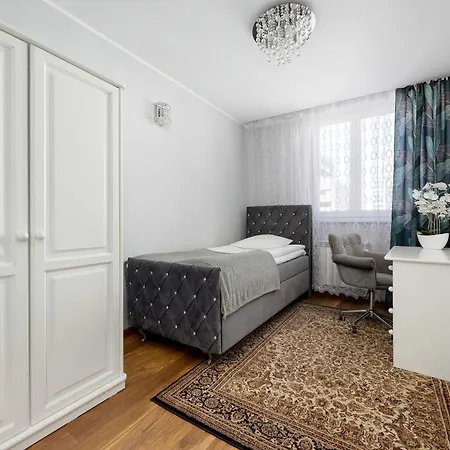 Spacious In Center With Air Conditioning And Desks By Renters شقة