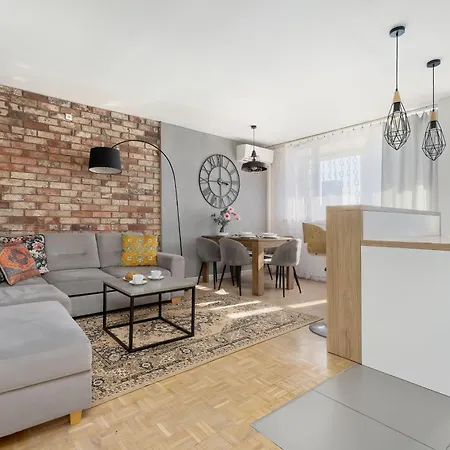 Spacious In Center With Air Conditioning And Desks By Renters *