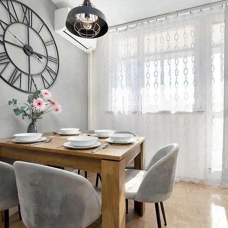 Spacious In Center With Air Conditioning And Desks By Renters *