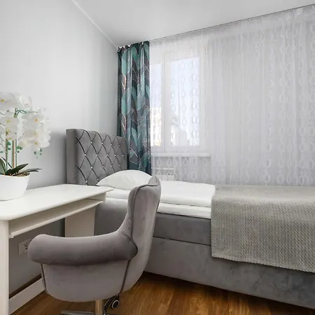 Spacious In Center With Air Conditioning And Desks By Renters شقة